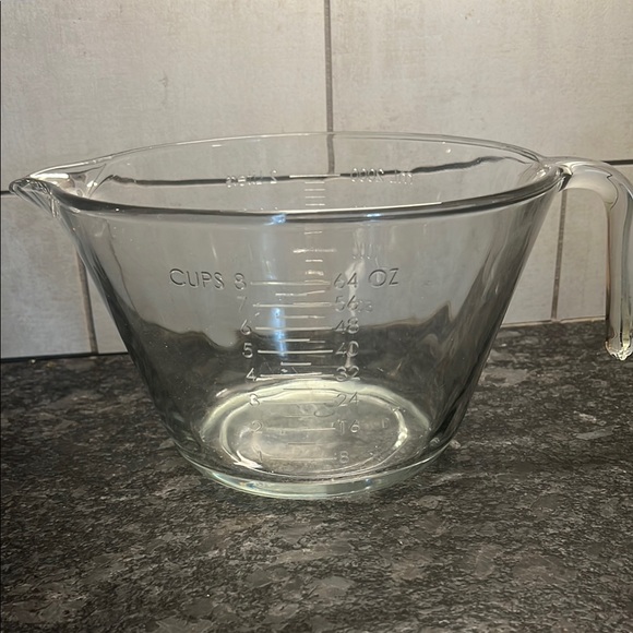 Pampered Chec Glass Measuring 8 Cup with Handle. Like new - Picture 1 of 4